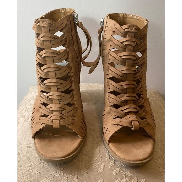 Dolce Vita Peep-Toe Cutout Tan Sandals Stacked Heel Side Zipper Shoes Size 6.5 - Picture 1 of 11